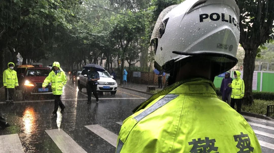 【护航中考】网红民警“马世奇”组合带您直击中考护校现场:中考加油,为梦护航!