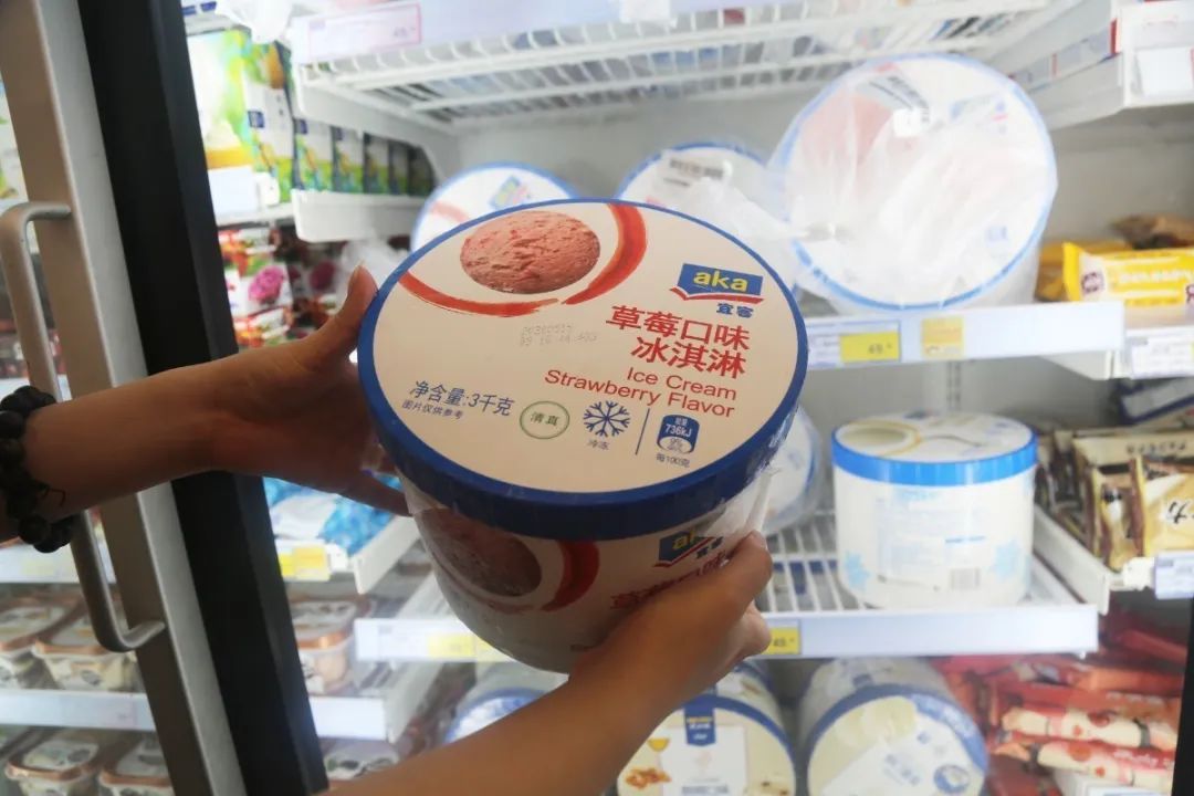 面对麦德龙这一大面的冰激凌你们也有囤冰淇淋的习惯吗?一口就