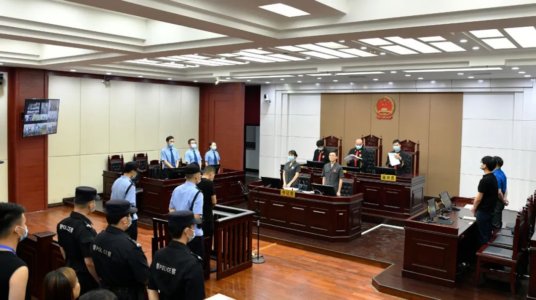 南昌市中级人民法院 依法对被告人邹某红等21人 组织,领导,参加黑社会