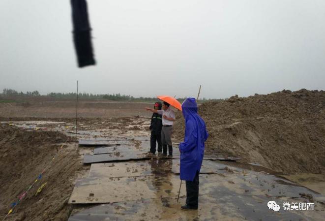 在得知汛情后,该乡党委书记刘家兴率领其他班子成员积极参加到各村居