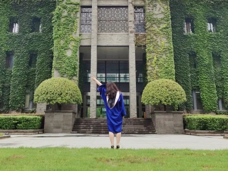 只不过身上的学位服由黑色变成了蓝色再次拍下自己的毕业照刘晓艺来到