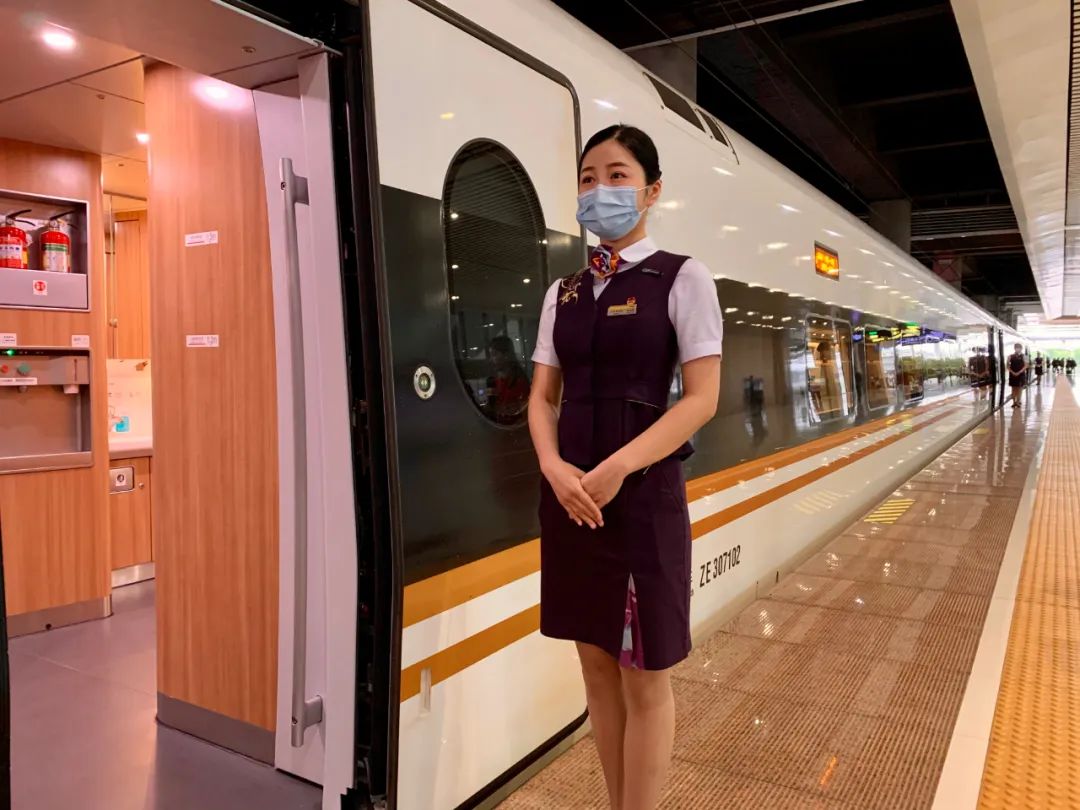 刚刚商合杭高铁合湖段首趟列车抵达杭州东站