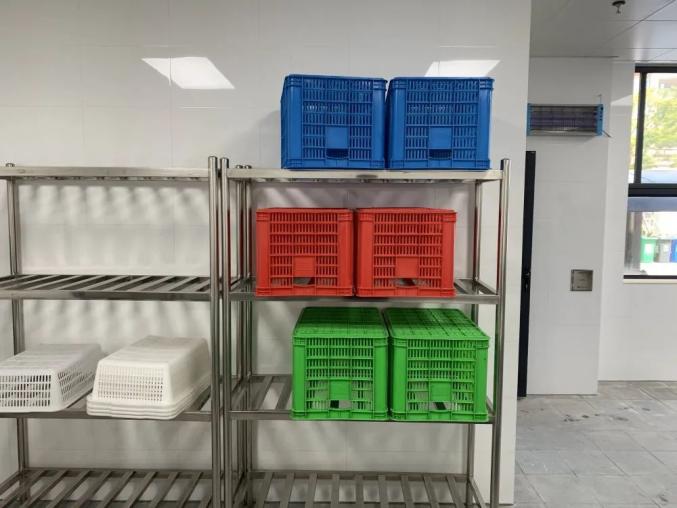 切配台整洁,切配工具按照色标管理4.烹饪间整洁3.副食仓库摆放整齐2.