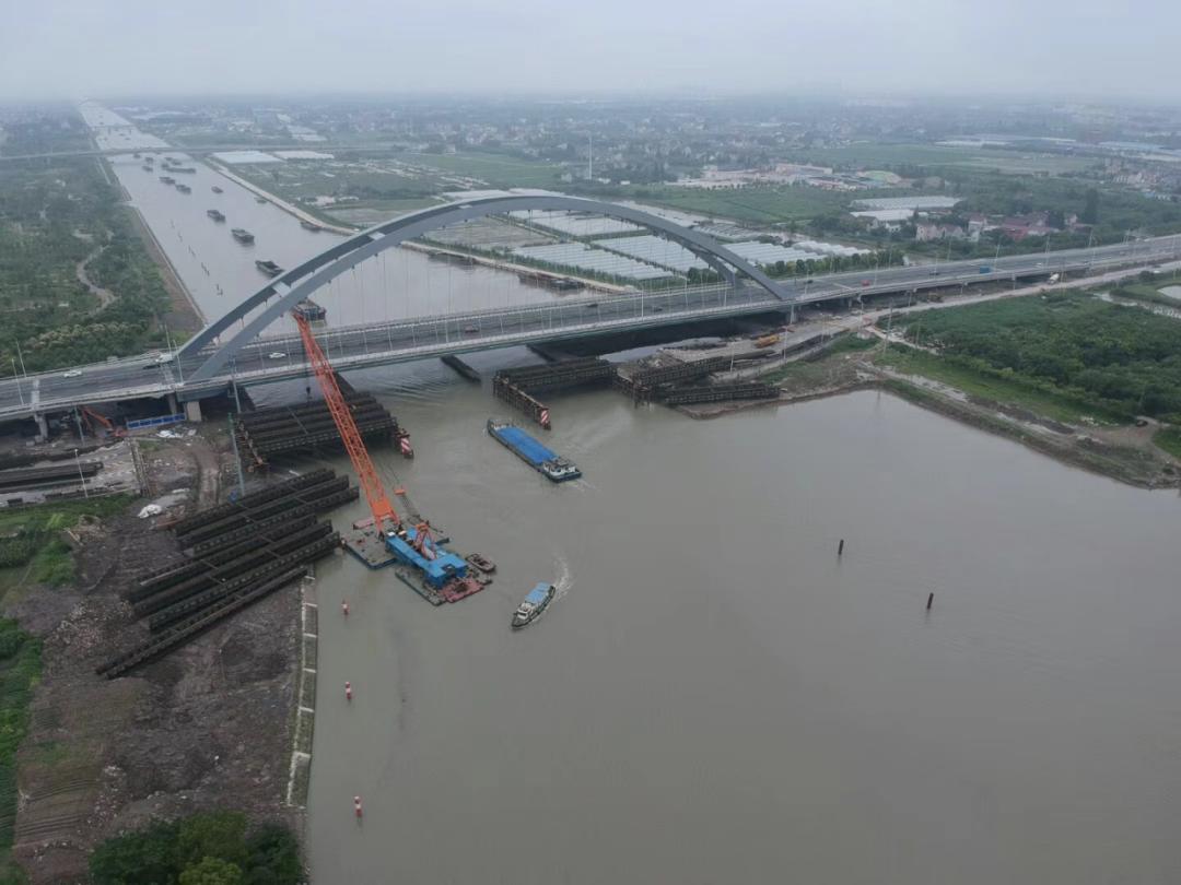 浦星公路是连接闵行,奉贤的交通主干道,2018年4月又承载了本市第一条