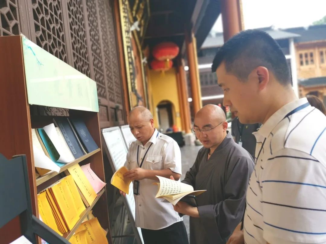 检查组先后来到灵峰街道吉祥寺,安吉教堂,灵峰街道灵峰寺,天荒坪镇