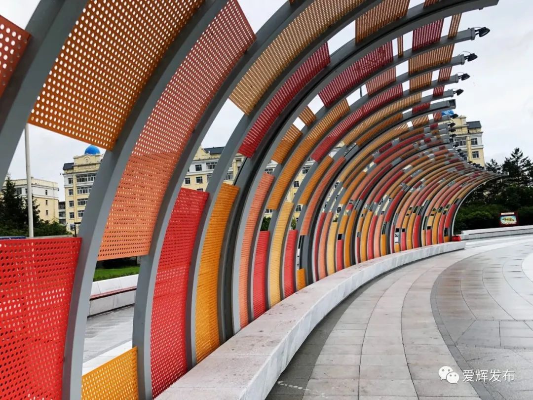 音乐喷泉灯饰照明,植物绿化,廊架座椅等景观构筑物,改造后的世纪广场