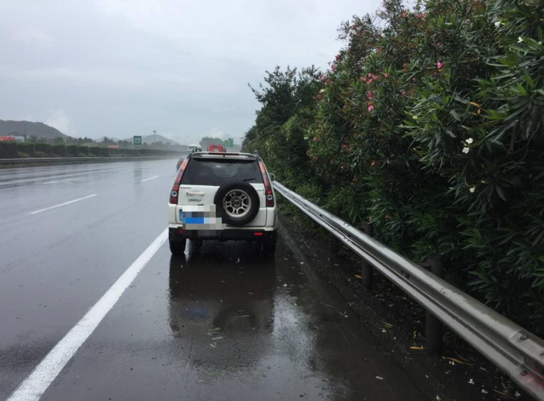 巡邏民警趕到現場後,發現這輛白色越野車既沒有打開雙閃,也沒有在車輛