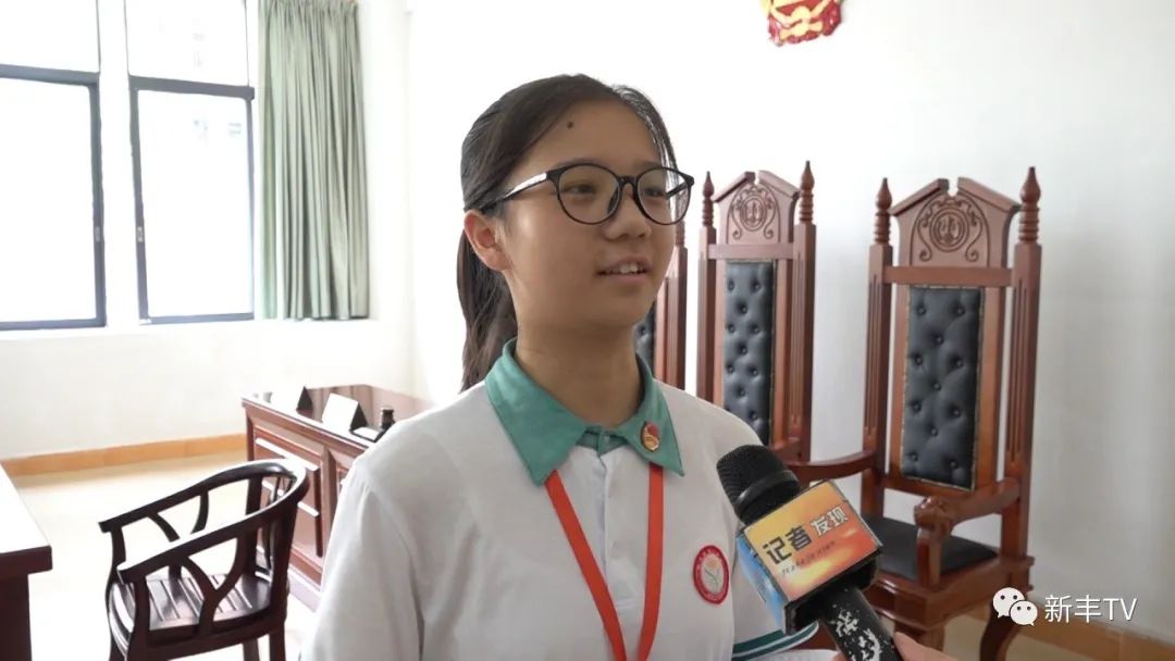 新丰县第一中学学生 黄璐:以前一直在学校没有亲身接触过法庭的具体