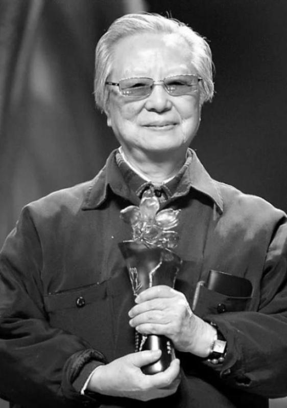 陈佩秋之子谢定伟发布讣告称,母亲的意外辞世实属突然,而且"弥留之际