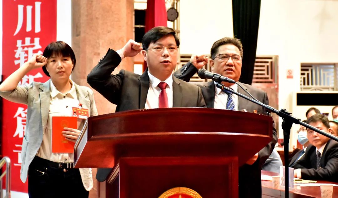 县人大常委会主任刘天瑞为新当选的县监察委员会主任谢骥颁发证书.