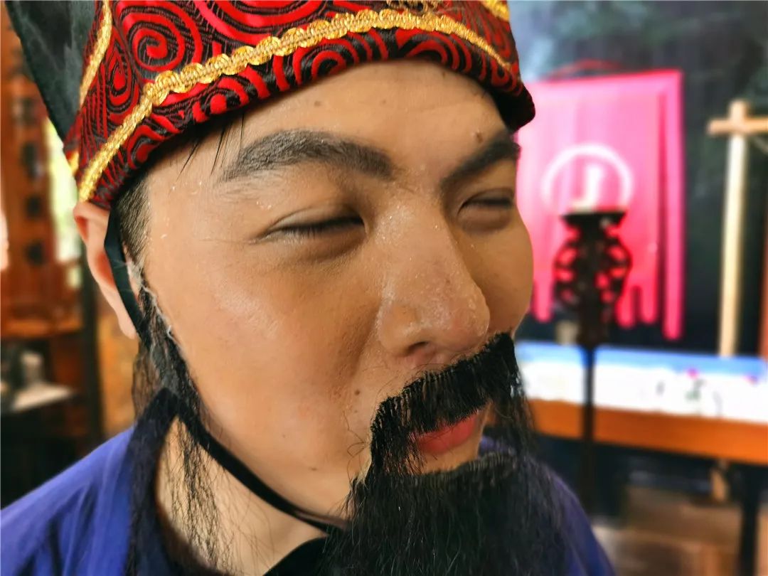 磨的生疼的盔甲里,解放肢体天性人高马大的"将军"埋头研究着转圈的