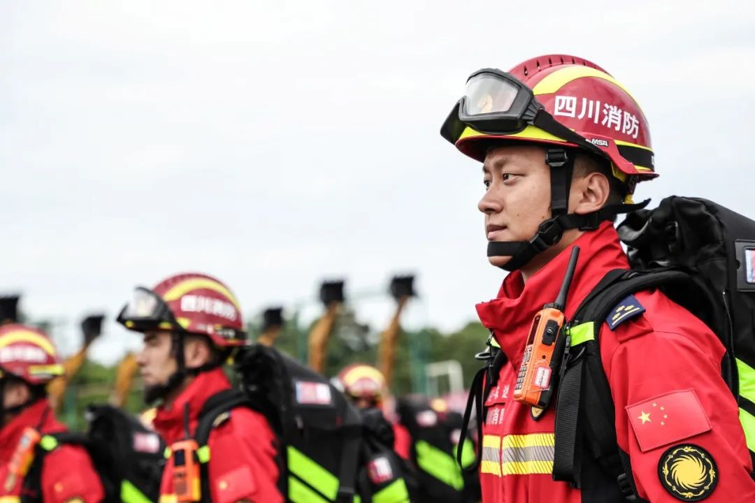 四川省综合性消防救援专业队伍授旗授牌