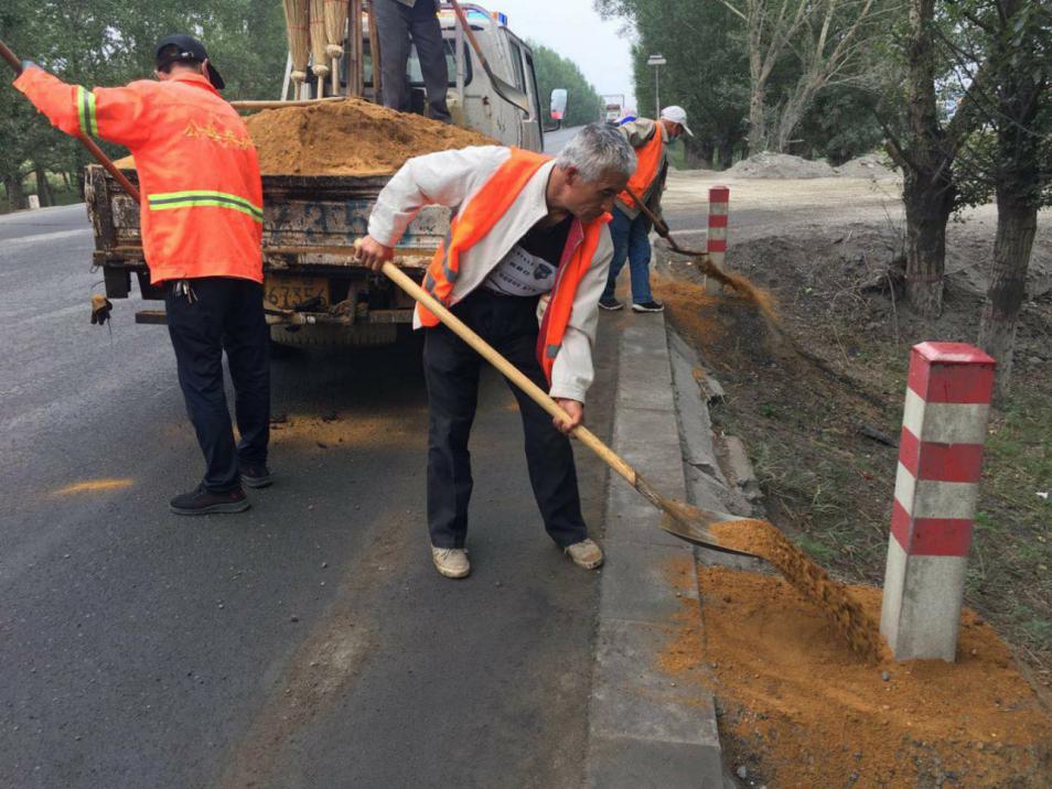 张北县交通运输局对县境内干线公路路容路况进行集中再治理
