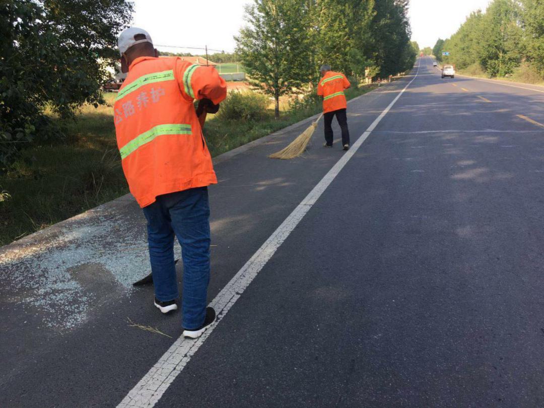 张北县交通运输局对县境内干线公路路容路况进行集中再治理