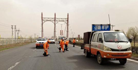 张北县交通运输局对县境内干线公路路容路况进行集中再治理