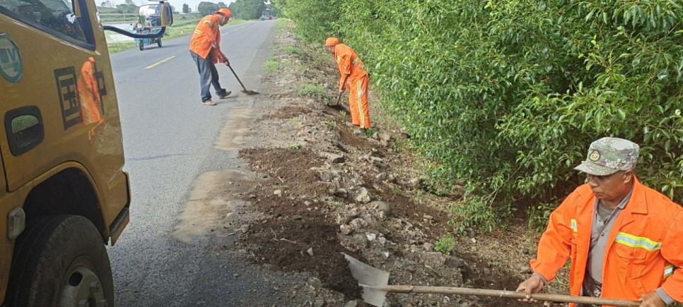张北县交通运输局对县境内干线公路路容路况进行集中再治理