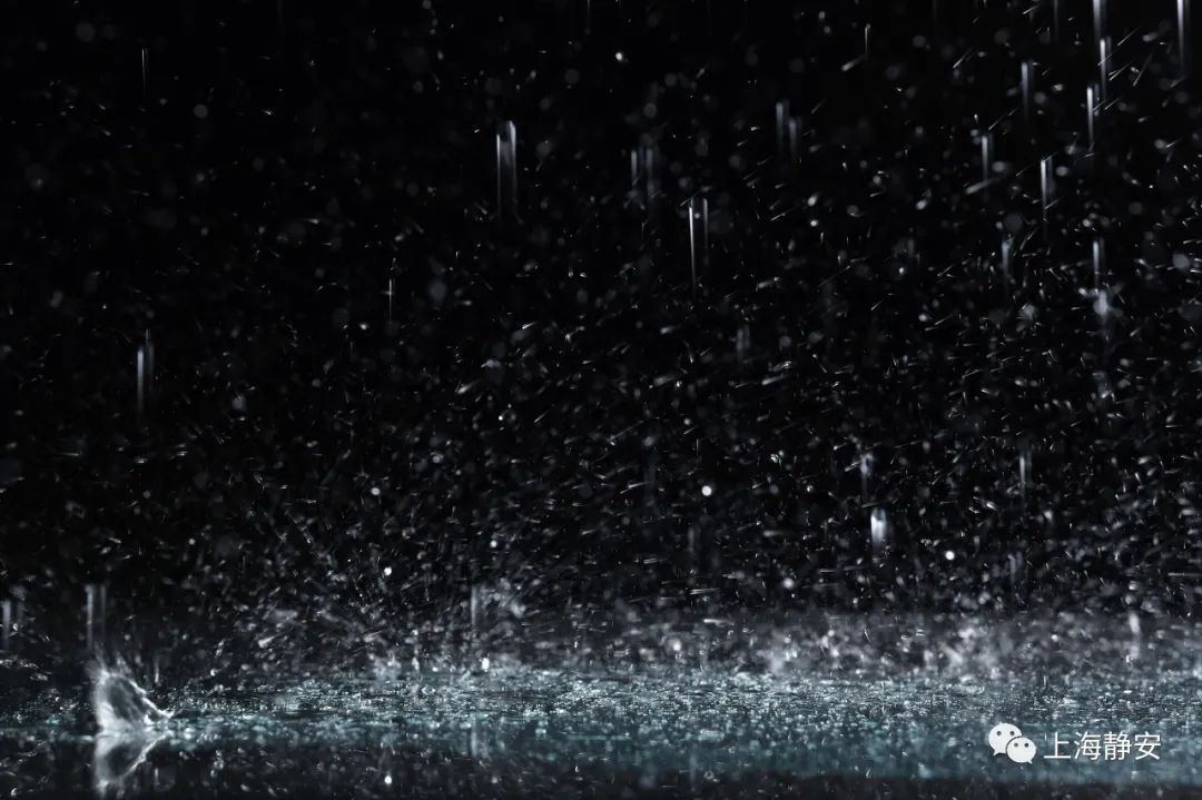 一秒天黑一秒天亮这样的任性天气里他们在这里守护