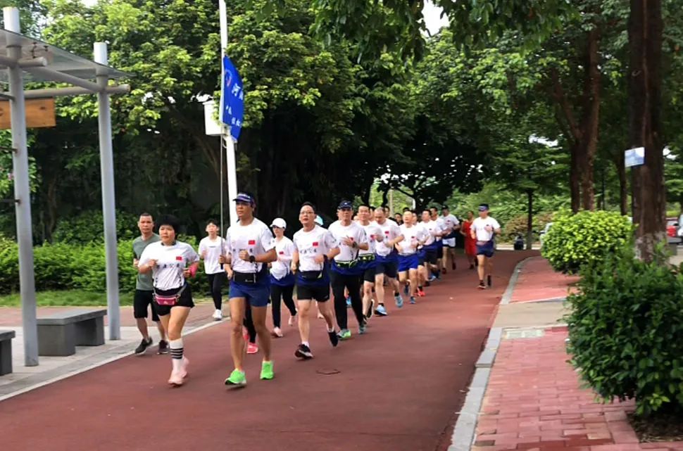 市公安局跑步协会举行传承红色基因61为中国警察骄傲奔跑跑步活动