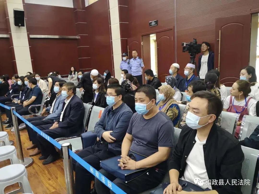 和政县法院依法开庭审理被告人拜某某等 56人黑社会性质犯罪案件
