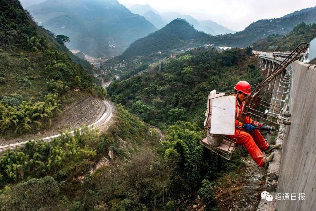 影像丨任正银镜头俯瞰生态串佛高速路