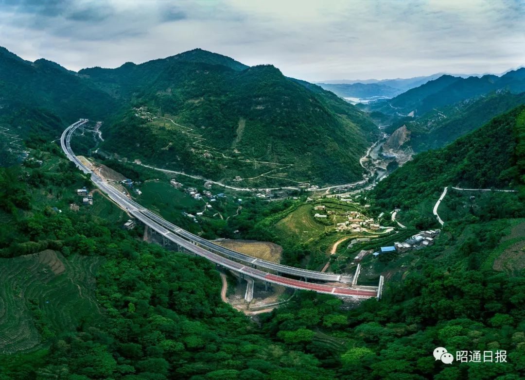影像丨任正银镜头俯瞰生态串佛高速路