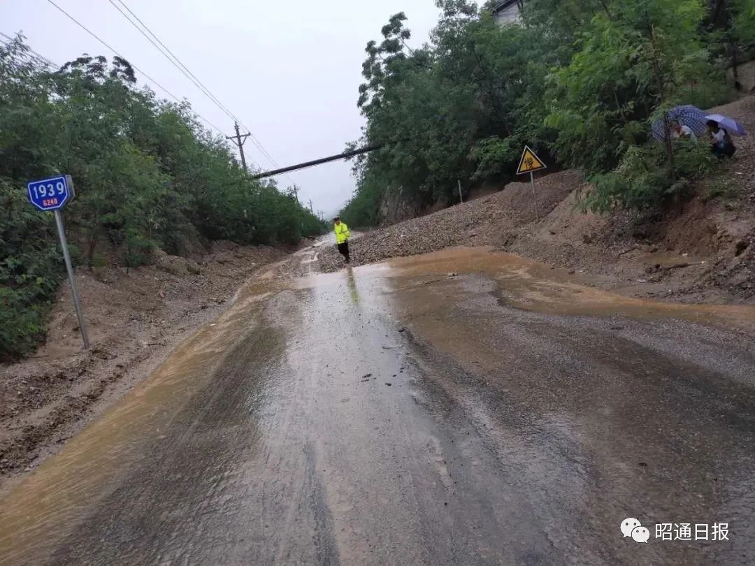 注意安全 镇雄彝良威信盐津等县境内多路段因雨受阻 正抢险救灾 媒体 澎湃新闻 The Paper