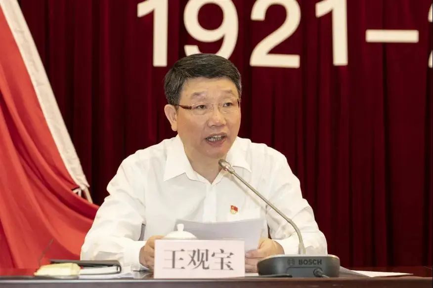 区委副书记,组织部部长王观宝同志宣读五星党组织和"双服务"岗位先锋"