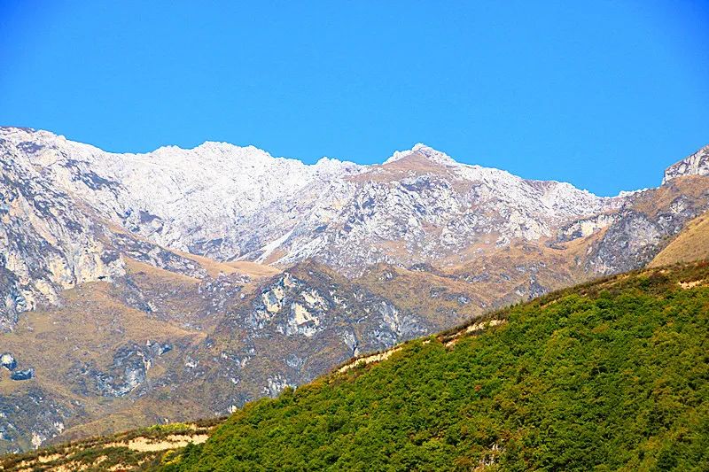 翠峰山景区,位于舟曲县城北5公里处,《甘肃古迹名胜辞典》称翠峰山为"