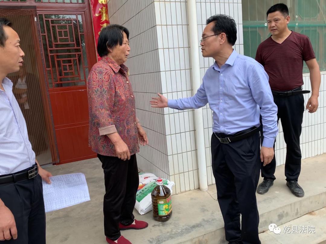 6月29日上午,乾县法院院长杨鹰到峰阳镇峰阳村
