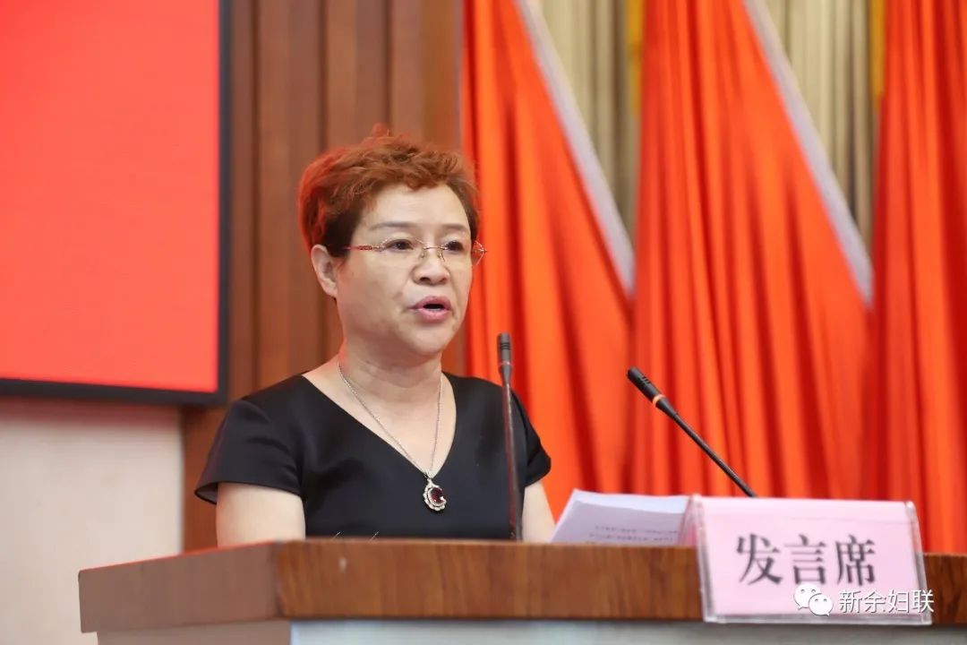 市女企协党支部书记,常务副会长林春英,市女企协常务副会长廖丽红,市