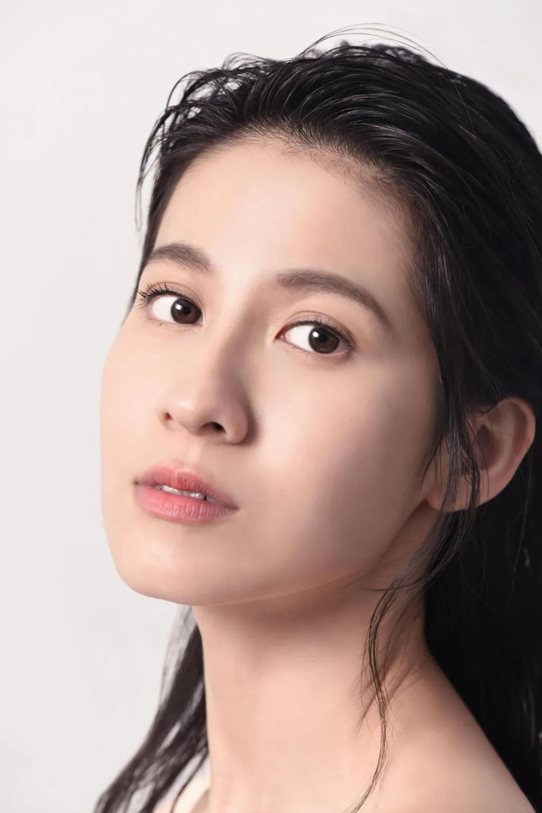 台湾女演员陈妍希甜美粉色长裙优雅写真 - 壁纸 - 亿图全景图库