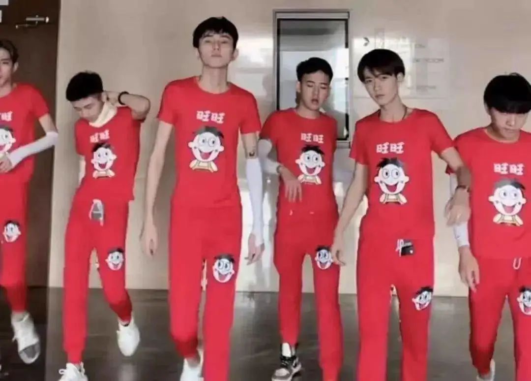 以及全身旺仔那么穿连衣裙呢连衣裙虽然叫做"one piece",但要有层次感