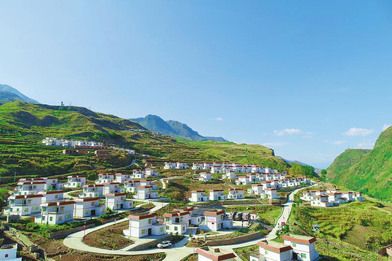 图为普格县洛乌乡火博村"三峡新村"风貌(谭勇 摄,图片来源:四川日报)