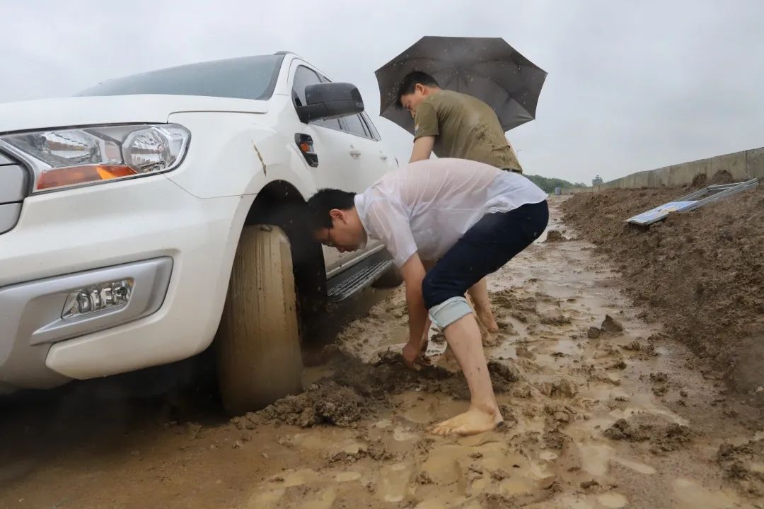 看,氣象部門黨員在汛期!