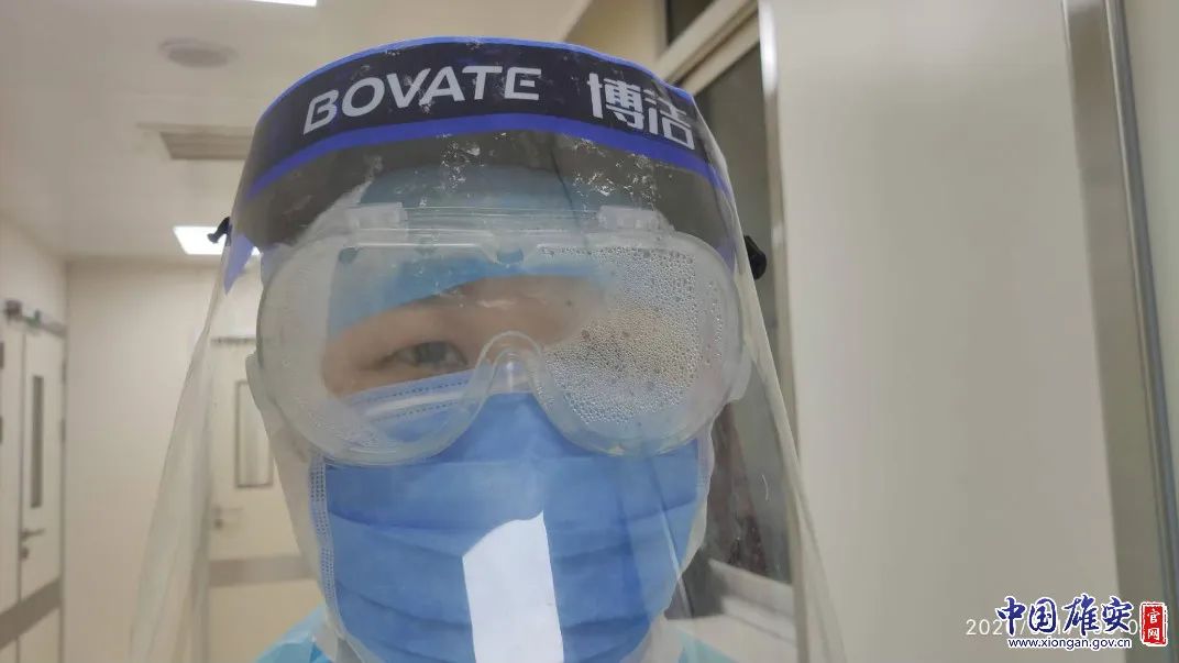 战"疫"一线的安新县医院医护人员护目镜因雾气变得模糊.