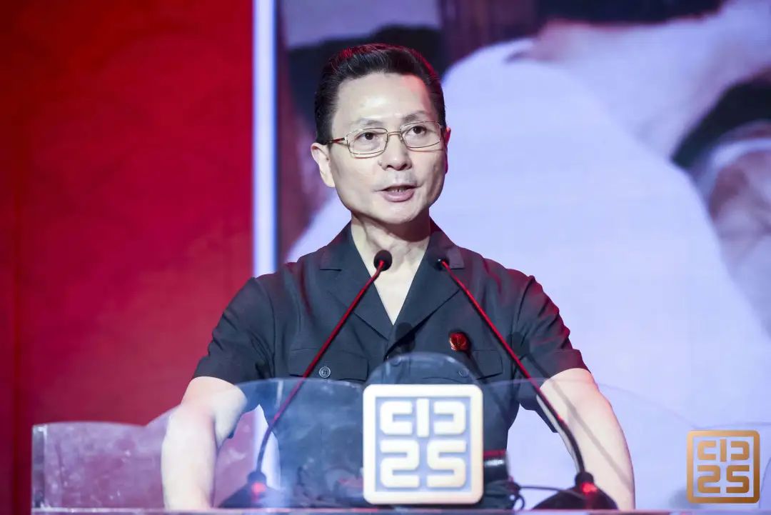 大会由院党组成员,副院长汤黎明主持,党组书记,院长黄祥青致辞.