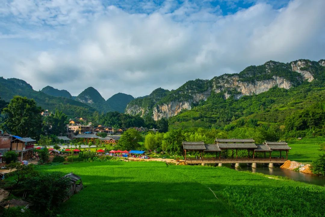 广南县站坐着高铁看世外桃源