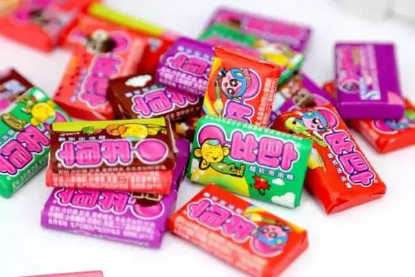 还有比巴卜,最喜欢收集各种泡泡糖里的彩贴,贴在手背,贴在小腿,还和小