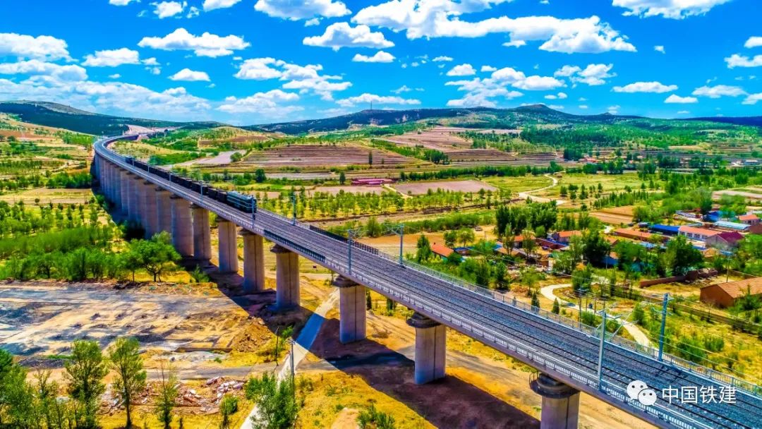 浸润烟雨,驰于苍茫!南北两条铁路开通为党献礼