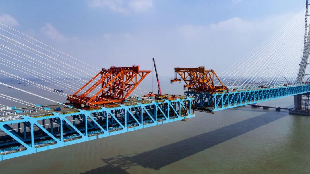 世界首座主跨超千米公铁两用斜拉桥沪苏通长江公铁大桥建成通车