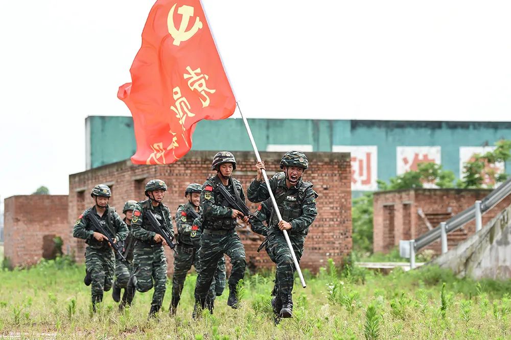 在战火中诞生从战争中走来人民军队永远是一个战斗队战场上党员先锋队