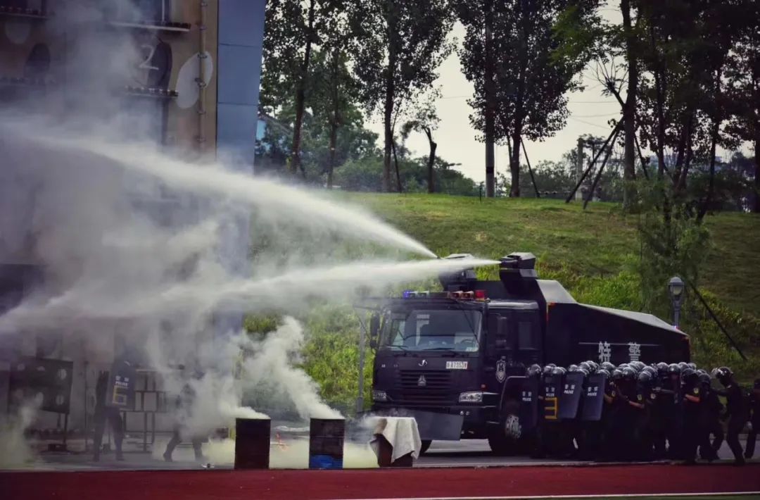 武警防暴水炮车图片