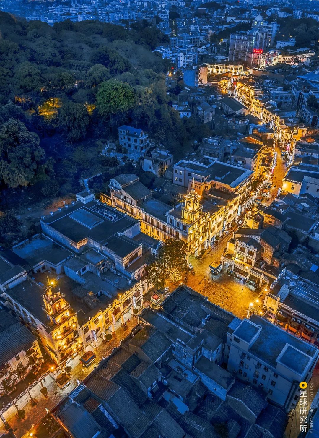 ▼(广东中山石岐孙文西路步行街,摄影师@卢文)绕过山与小楼或蜿蜒前行