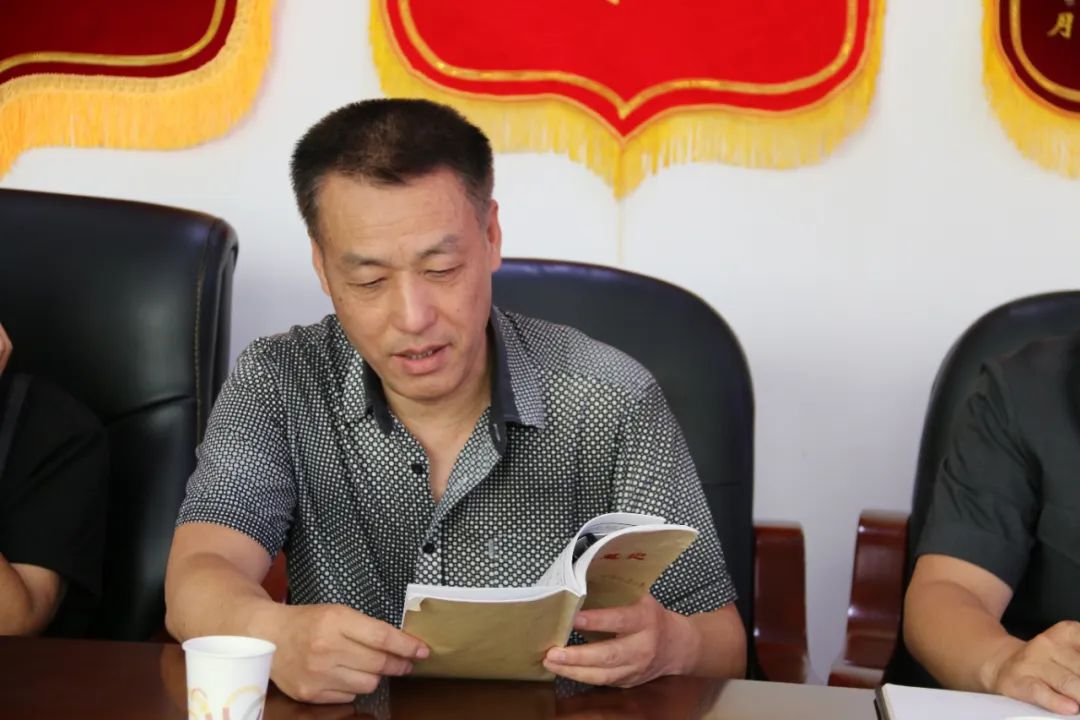 并简单向老干部们介绍了南召法院今年工作的开展情况和取得的成绩