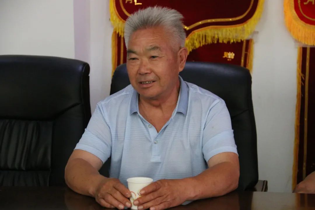 并简单向老干部们介绍了南召法院今年工作的开展情况和取得的成绩