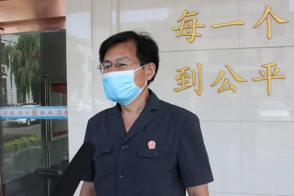 执行法官接受记者采访.