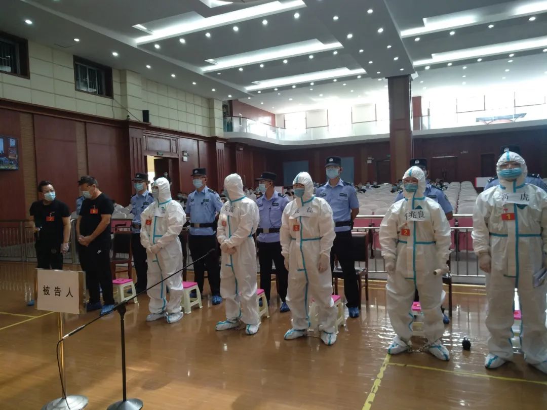 一场防护服下的涉恶案件审判