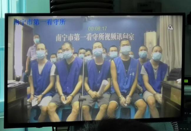 组织卖淫以黄养黑、敲诈勒索残害群众……这83人因涉黑涉恶受审！ 澎湃号·政务 澎湃新闻 The Paper