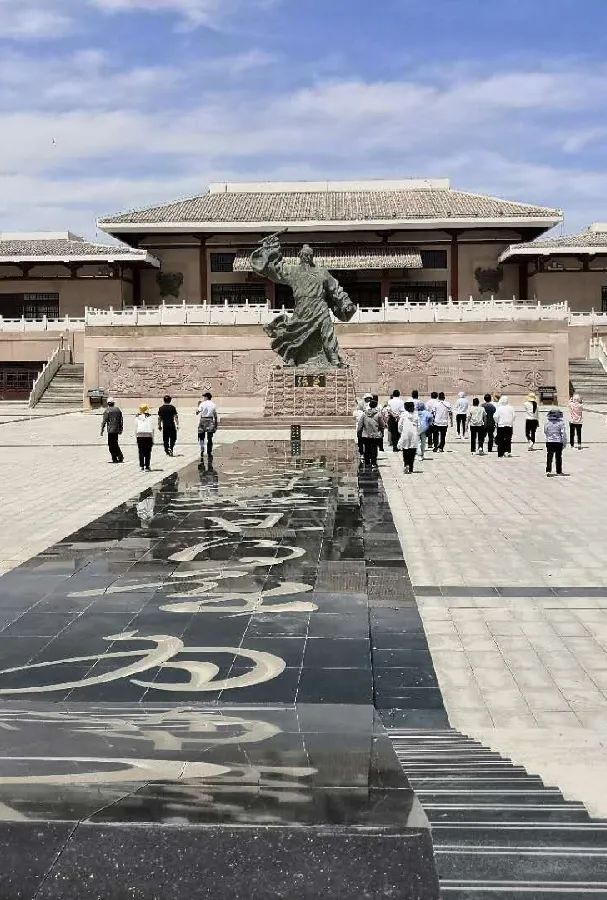 榆林石窟,亦名榆林寺,又名万佛峡,它和玉门的昌马石窟并称为敦煌