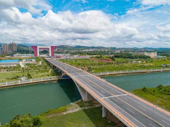 今年5月,北投集團承建的中越北侖河二橋工程竣工通車,東興口岸進出口